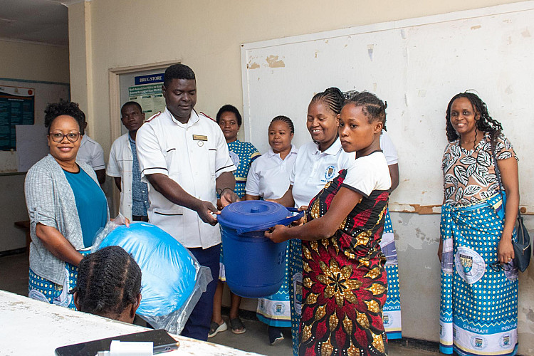 The DOSA handing out donations to the mothers at the ward