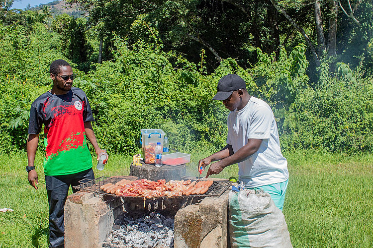 Hikers preparing braai